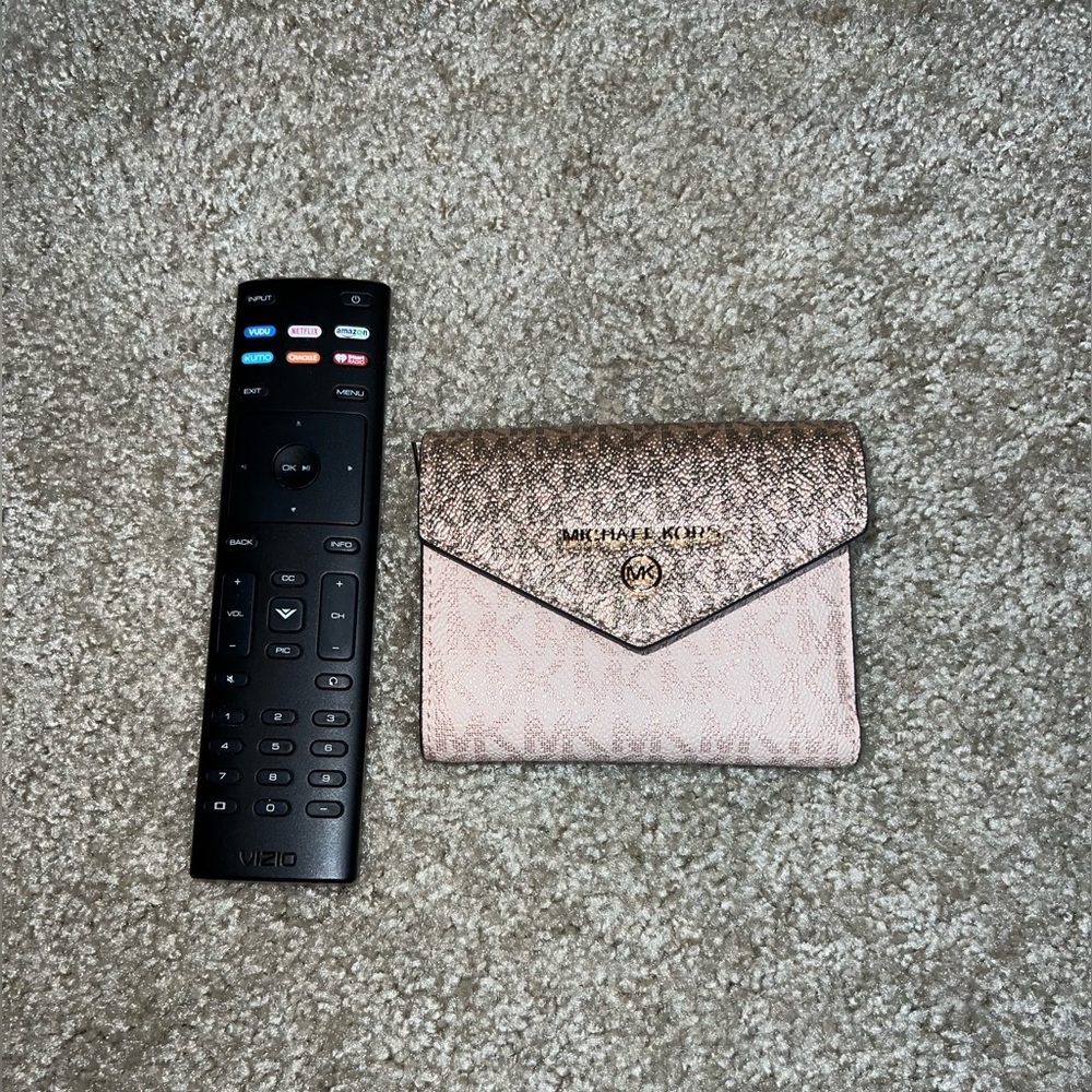 Michael Kors Jet Set Charm Medium Two-Tone Metallic Logo Envelope Wallet